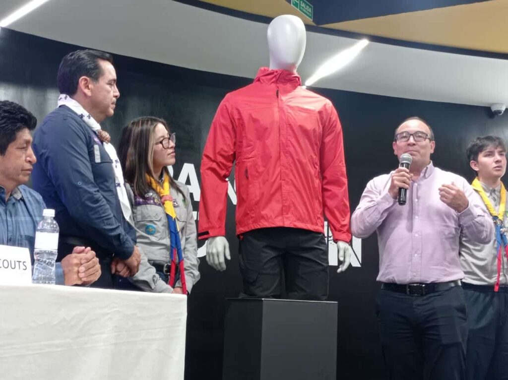 Iván Proaño (i), director de la Fundación Scout del Ecuador y Jefferson Carrasco, gerente comercial de KAO Sport, poco antes de presentar la camiseta oficial de la carrera ‘8K Vive Bien’ edición 2024. (MarcasMagazine)