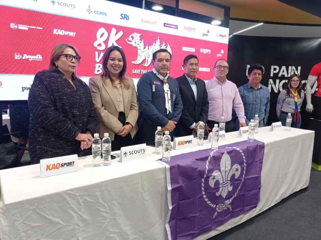 De izquierda a derecha: Cristina Trujillo, presidenta del Colegio de Contadores; María Fernanda Parra, subdirectora de desarrollo organizacional del SRI; Iván Proaño, director de la Fundación Scout del Ecuador; Franklin Tenorio, director técnico de la carrera ‘8K Vive Bien’; Jefferson Carrasco, gerente comercial de KAO Sport, y Rolando Vera, multicampeón en pruebas pedestres internacionales y nacionales. (MarcasMagazine)