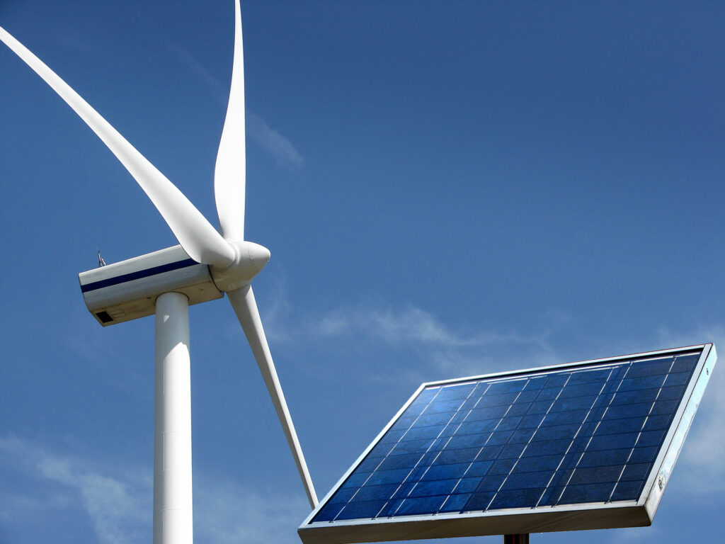 Generadores de energía eólica (hélice) y fotovoltaica (panel solar). (https://www.evwind.com/)