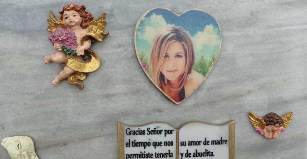 La foto de Jennifer Aniston aparece en la lápida junto a otros tallados y una inscripción. (Marcas Magazine)