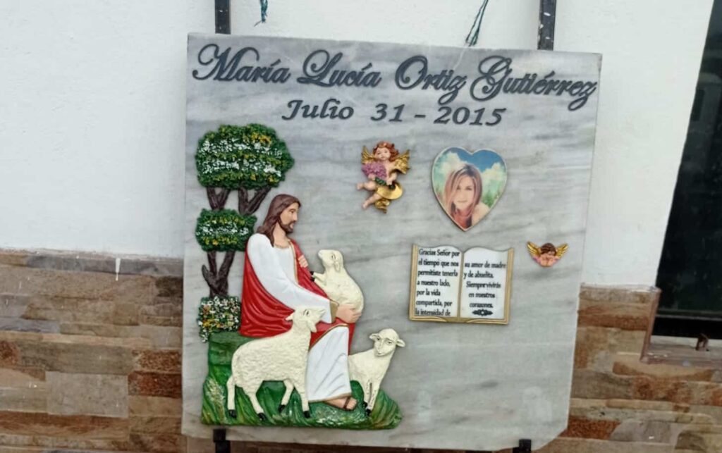 Así luce por entero la placa mortuoria en la que consta la imagen de la actriz estadounidense. (Marcas Magazine)