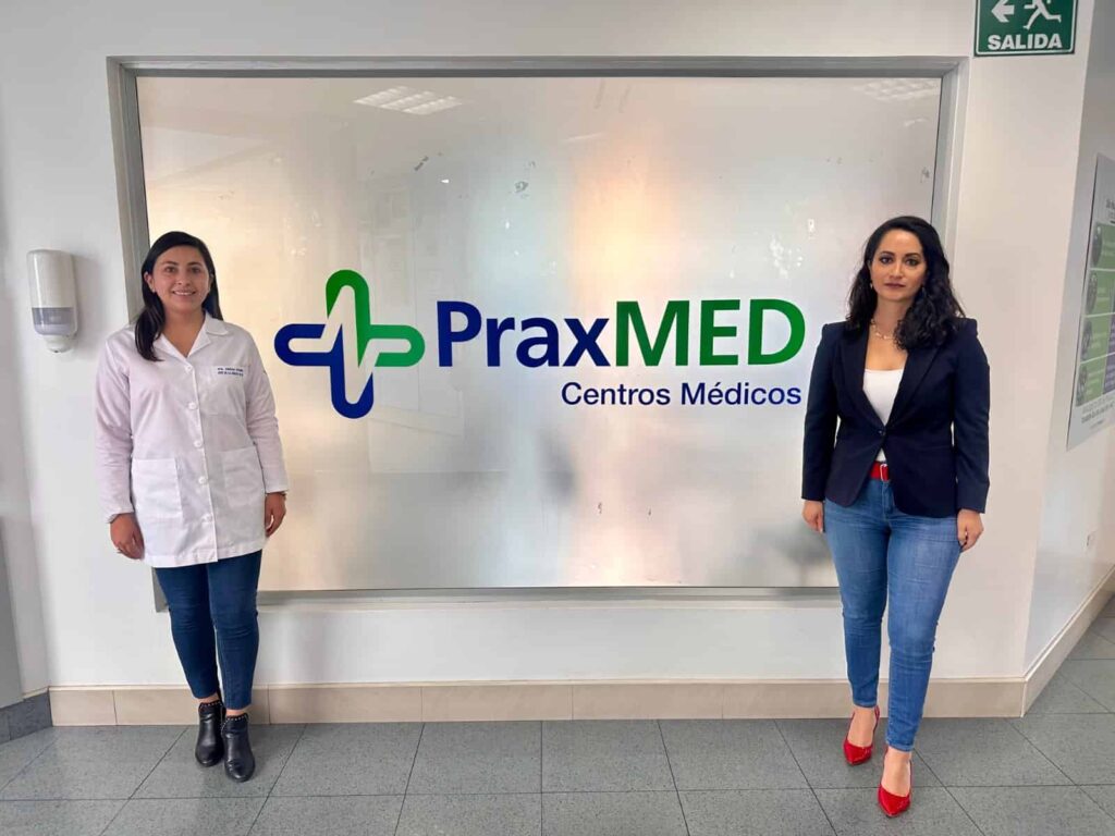 Dra. Andrea Cevallos (i), jefa de la Unidad Ocupacional de PraxMED, y Cristina Ortiz, gerente comercial de la firma. (PraxMED).