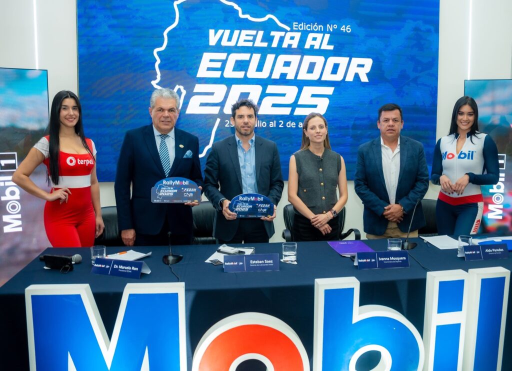 Marcelo Ron, presidente de la FEDAK; Esteban Sáez, gerente de Lubricantes Mobil; Ivanna Mosquera, viceministra del Deporte, y Aldo Paredes, director de carrera, durante la presentación de la edición 2025 de la ‘Vuelta Automovilística al Ecuador’. (Cortesía Mobil)