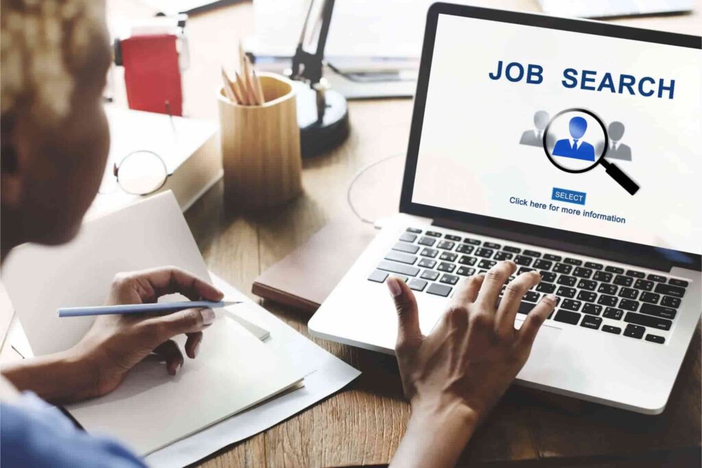 Al buscar trabajo en línea se gana tiempo y se evita las barreras geográficas. (https://www.adeccorientaempleo.com/)