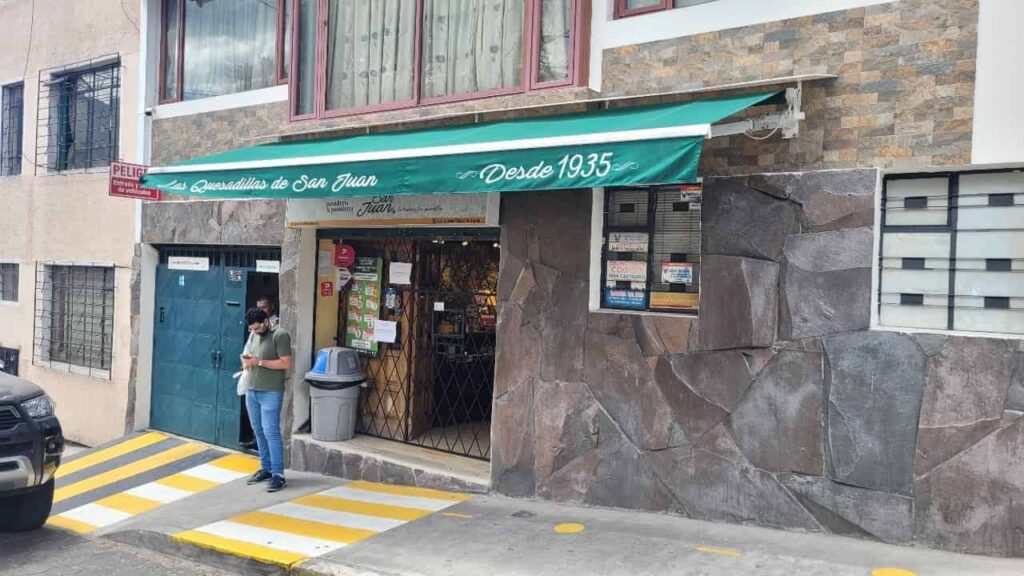 Esta es la fachada del establecimiento, ubicado en la calle Deifilio Torres del barrio San Juan. (Santiago Solórzano)
