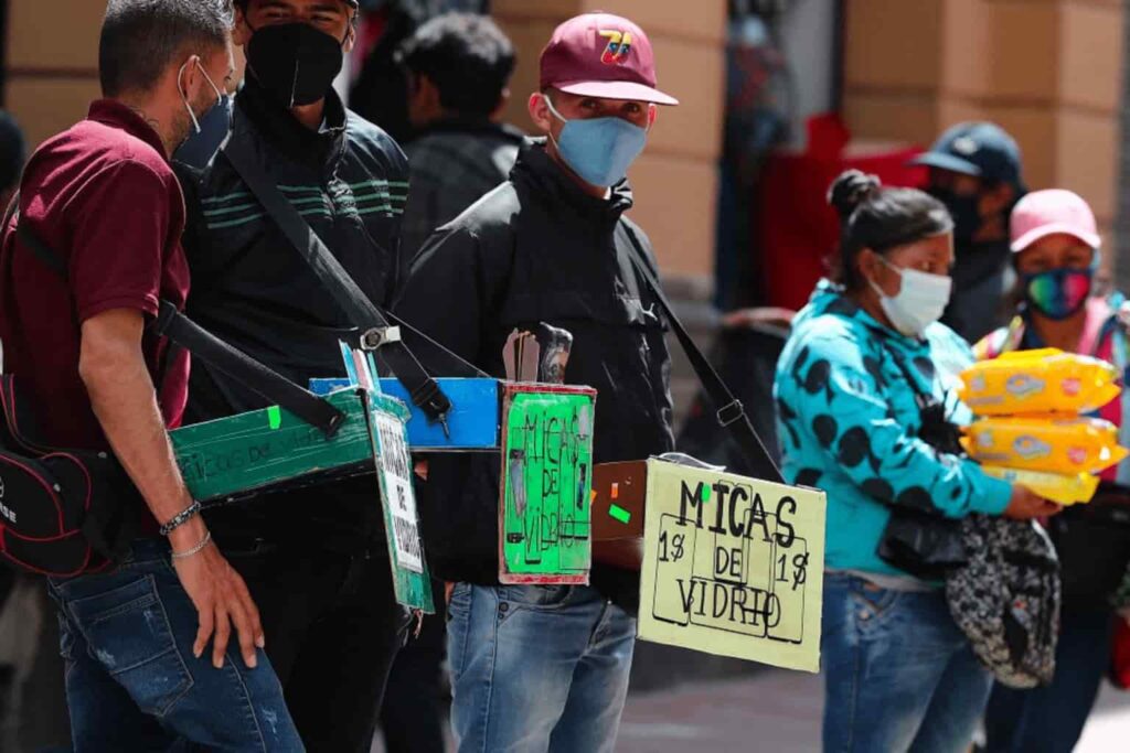 El trabajo informal no garantiza ingresos estables. Muchos ciudadanos no tienen otra elección que laborar de esta manera. (Radio Pichincha)