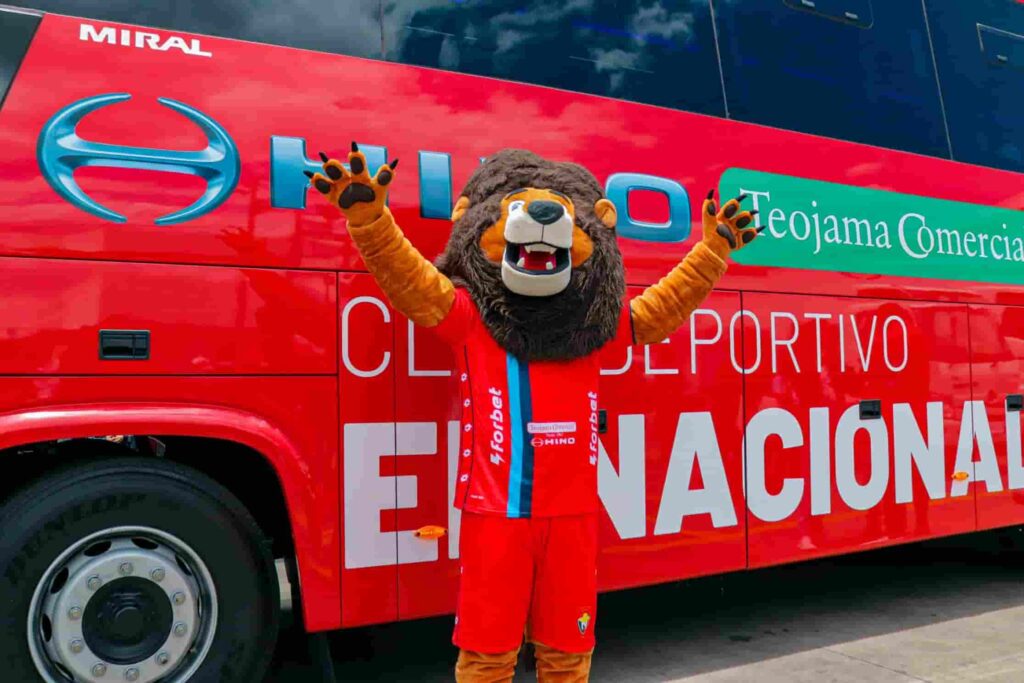 LeoNacho, mascota del Club Deportivo El Nacional, celebra como un gol la entrega del bus. (Teojama Comercial)