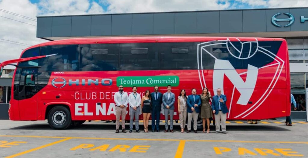 Así luce el nuevo bus del ‘León Rojo’, 13 veces campeón del fútbol ecuatoriano. (Teojama Comercial)