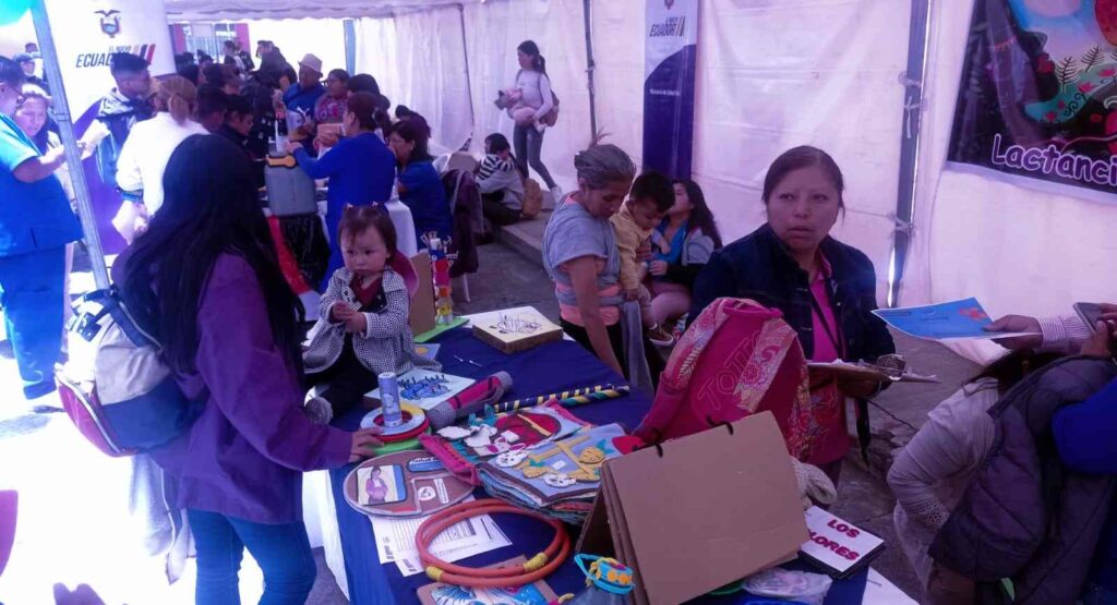 Las madres de familia acudieron a la Unidad Educativa Consejo Provincial de Pichincha; en los exteriores del coliseo se instalaron brigadas de atención para sus hijos. (Marcas Magazine)