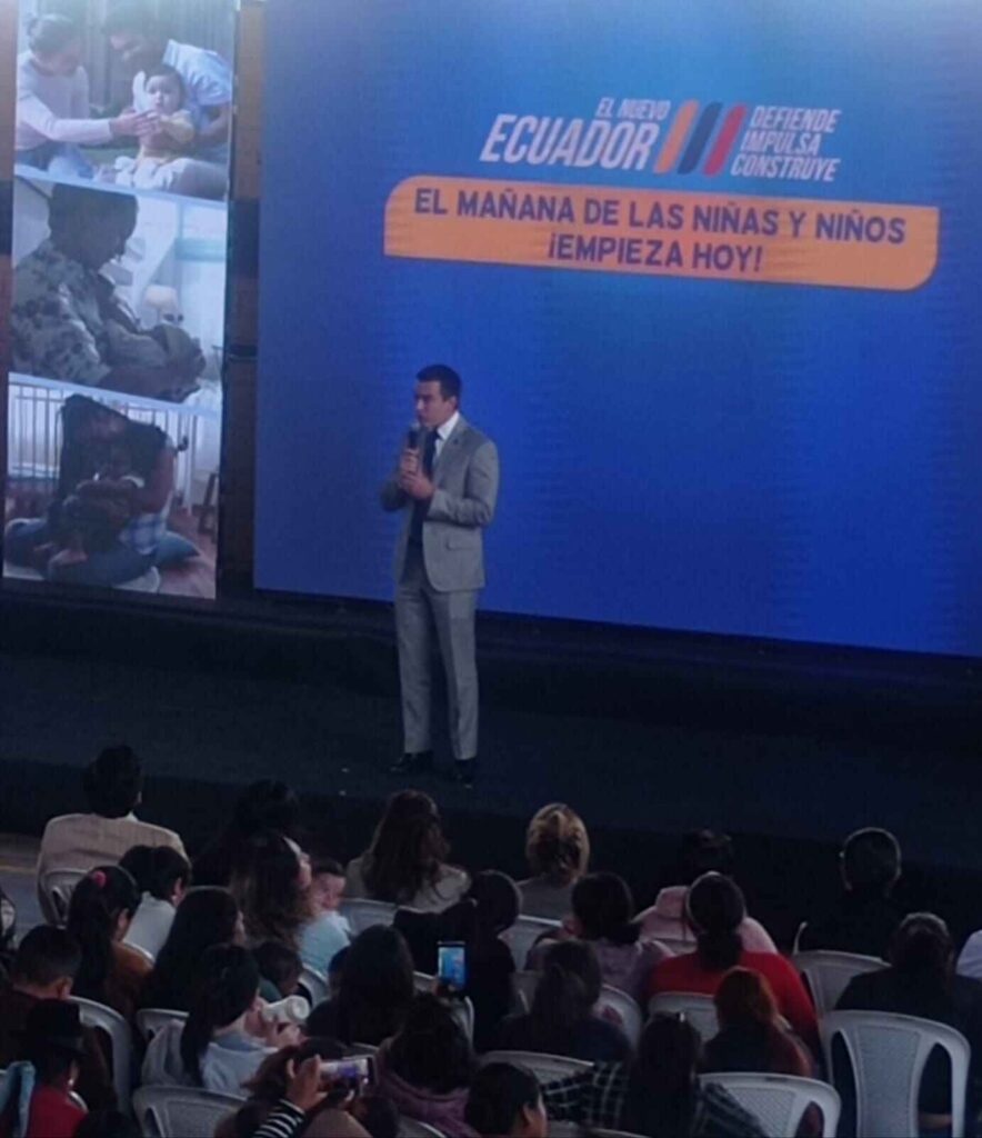 En el coliseo del plantel educativo, el presidente de Ecuador, Daniel Noboa, anunció la ampliación de la cobertura del Bono de los 1.000 Días. (Marcas Magazine)