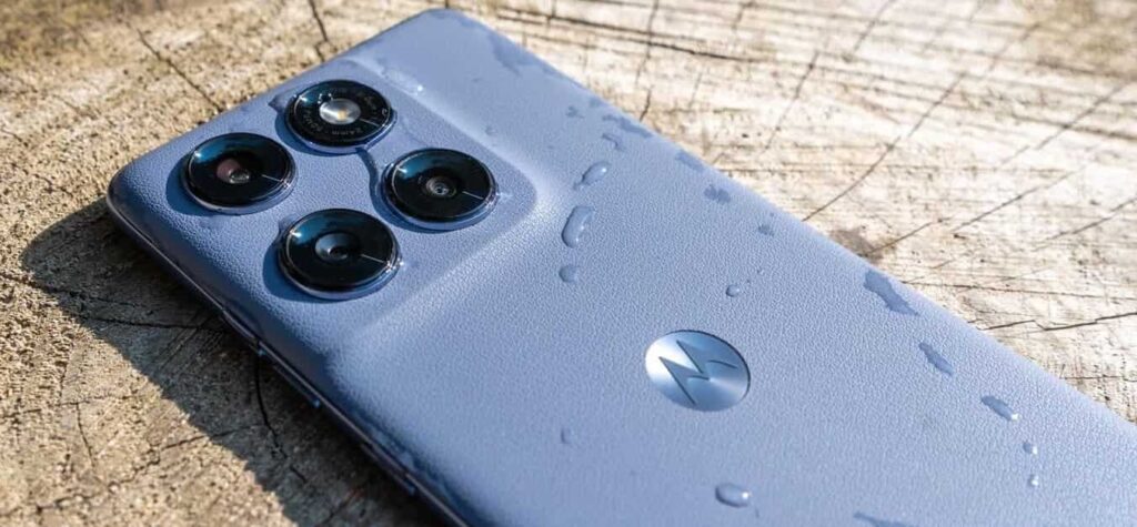 El smartphone Edge 60 Fusion es un dispositivo resistente y con colores que lucen bien en todos los ambientes. (https://i.blogs.es/)