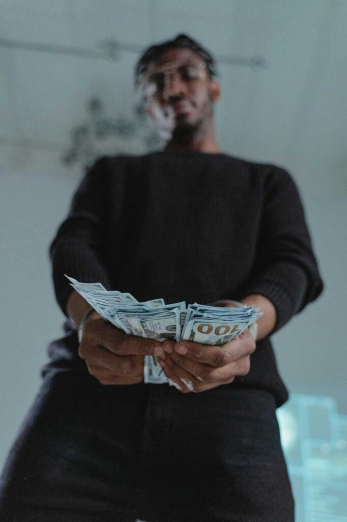 La aspiración salarial es una meta que pocas personas consiguen en Ecuador. (Pexels/Tima Miroshnichenko)