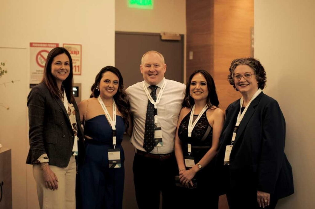 Todd Turman (centro), director general senior y líder de Soluciones Globales North Highland. (North Highland)