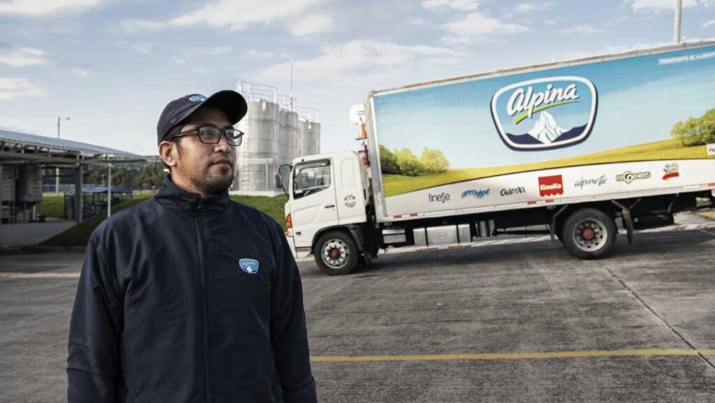 Trabajador que pertenece al equipo de distribución de los productos de Alpina. (Alpina)
