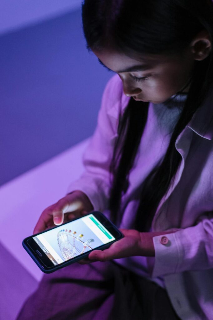 Las nuevas generaciones son nativas digitales, el internet es una herramienta indispensable. (https://www.pexels.com/es)