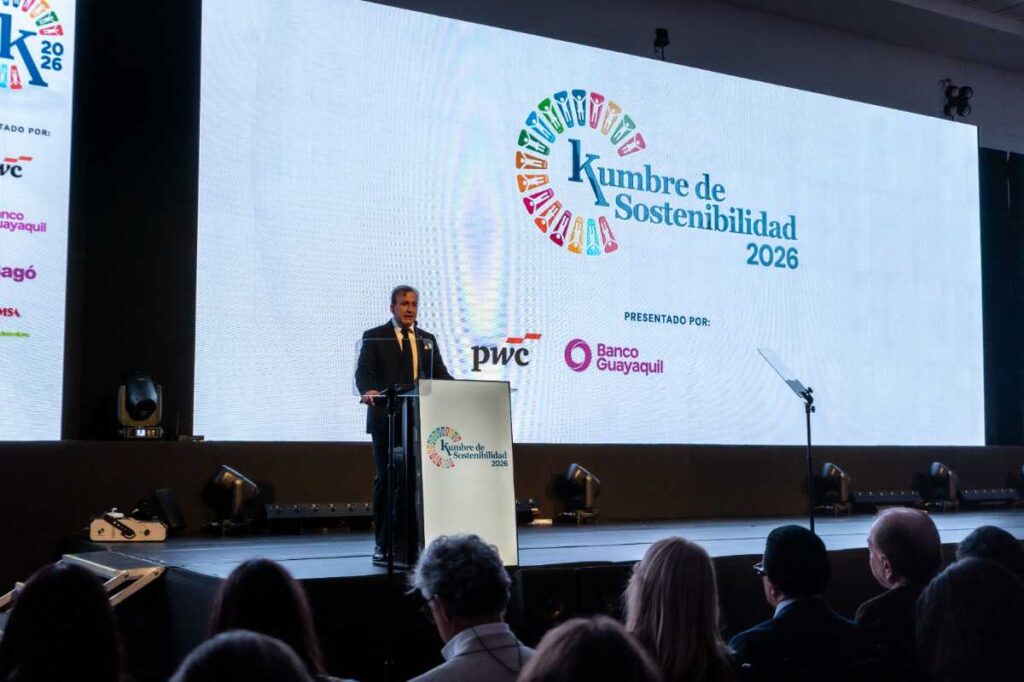 Ricardo Dueñas, CEO de Grupo Ekos, presentó la cumbre 2026 y explicó el propósito del evento. (Blanca Quispe)