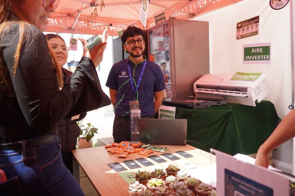 Llevar hábitos saludables a casa, como sembrar o reciclar, ayuda a extender a más espacios el cuidado del medio ambiente. (Indurama)