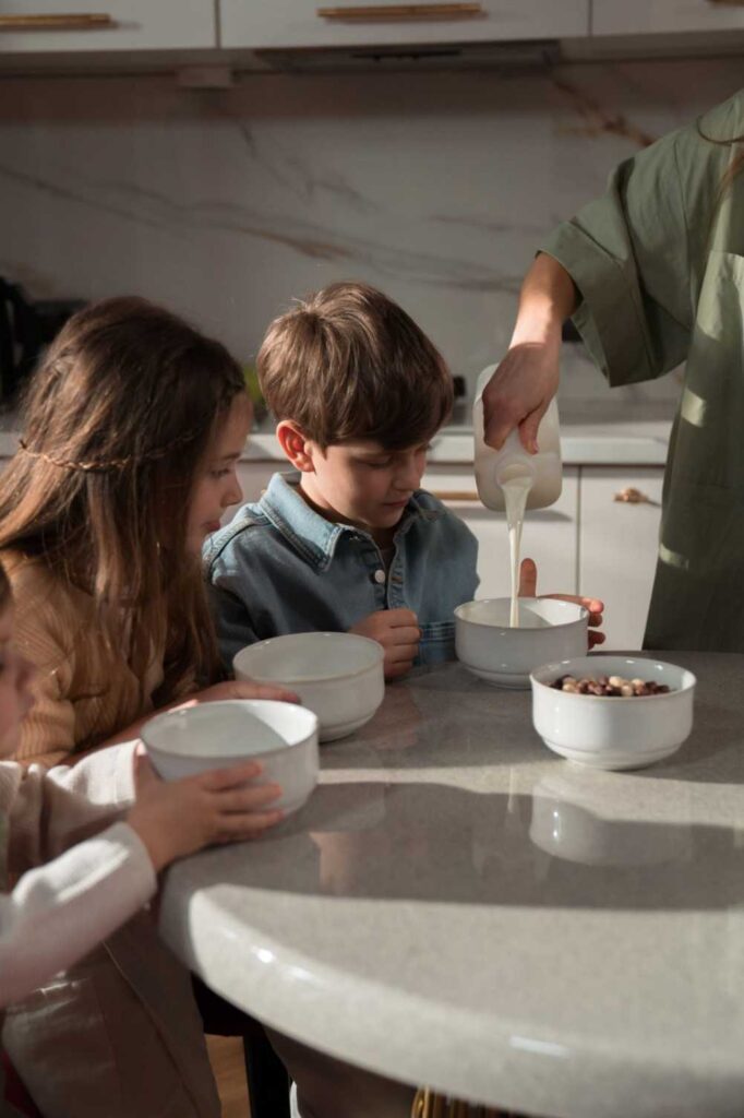 La leche consta en la lista de alimentos fundamentales para el desarrollo pleno de las niñas y niños. (Pexels/Ron Lach)