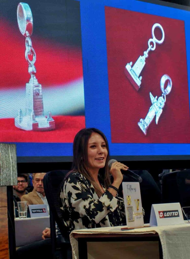 Estefanía Arrata, diseñadora de joyas y orfebre, durante la presentación de los dijes en la conmemoración de los 86 años del génesis de Deportivo Quito. (Mario Egas)