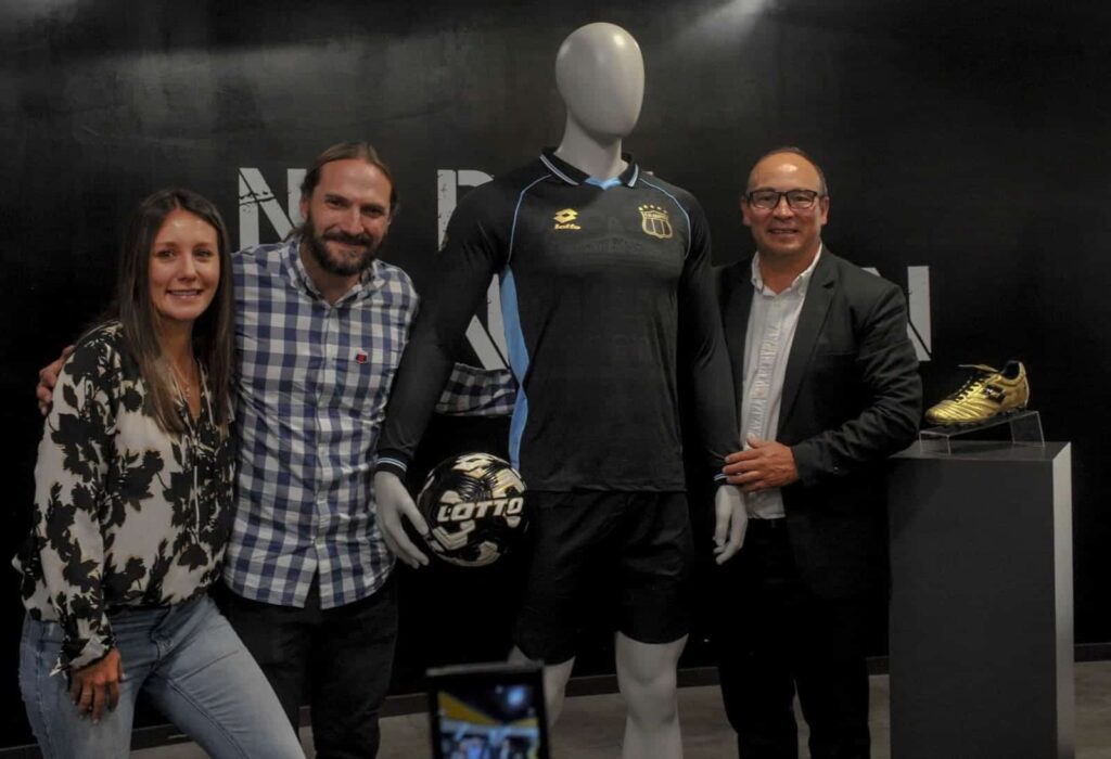 Estefanía Arrata, José Pardo y Jefferson Carrasco, posan junto a la camiseta conmemorativa del equipo ‘Chulla’. (Mario Egas)