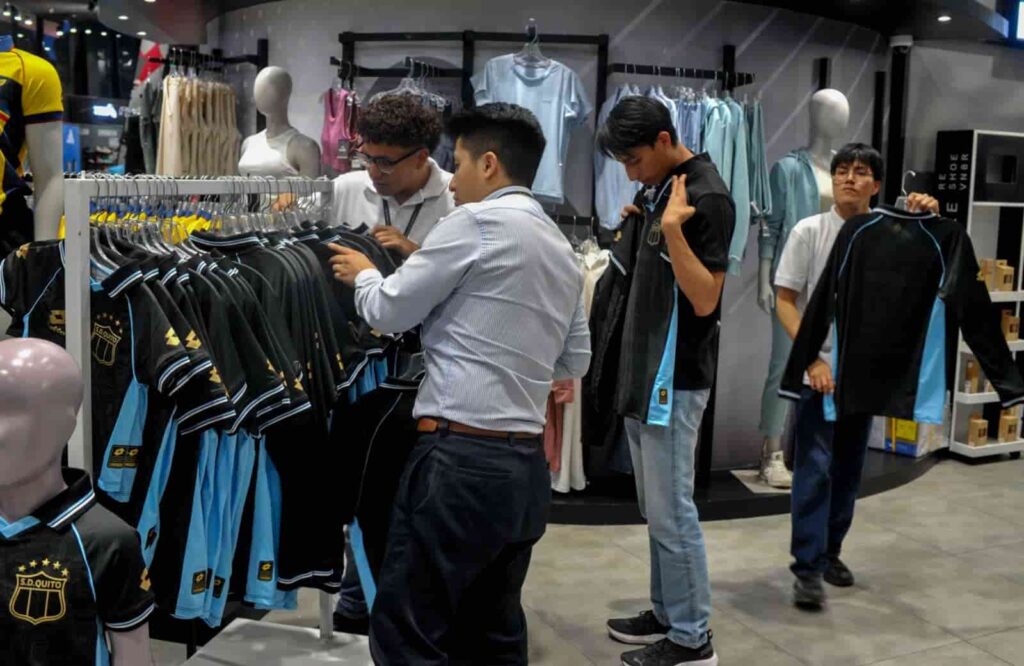 Las camisetas conmemorativas se expenden en los locales de KAO Sport. La prenda de manga corta cuesta USD 54,90; la de manga larga está en USD 57,90. (Mario Egas)
