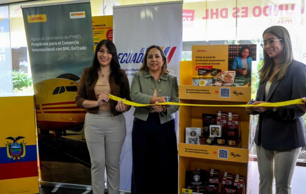 Edith Villavicencio (c) y Ángeles Zambrano, representantes de DHL Ecuador y del IEPS, cortan la cinta que simboliza la puesta en marcha del programa. (Mario Egas)