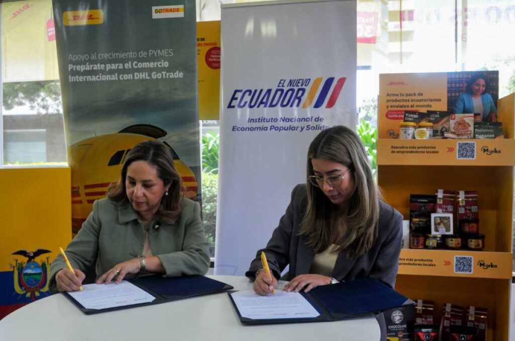 Edith Villavicencio (i), CEO de DHL Ecuador, y Ángeles Zambrano, directora general (e) del IEPS, firman el convenio que da pie a la ‘Vitrina de Emprendedores’. (Mario Egas)