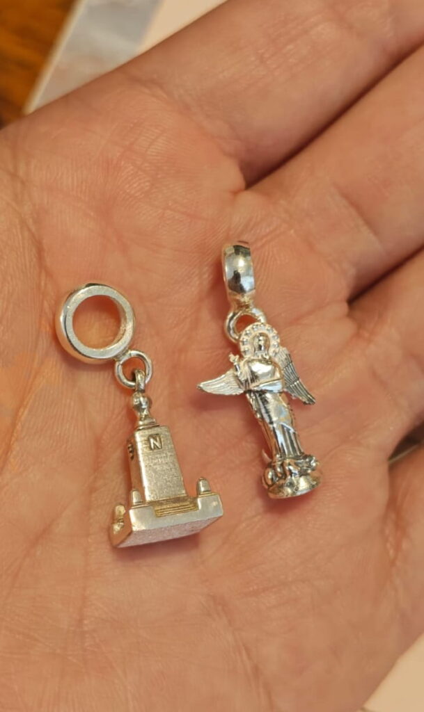 Los dijes diseñados por Estefanía Arrata, dueña de Védica, miden 1,8 centímetros y están hechos con plata 925. (Estefanía Arrata)