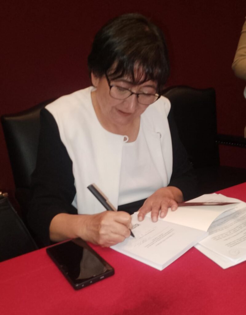 Gina Gómez de la Torre puso su firma en todos los libros de quienes adquirieron la presentación del 1 de octubre del 2026.