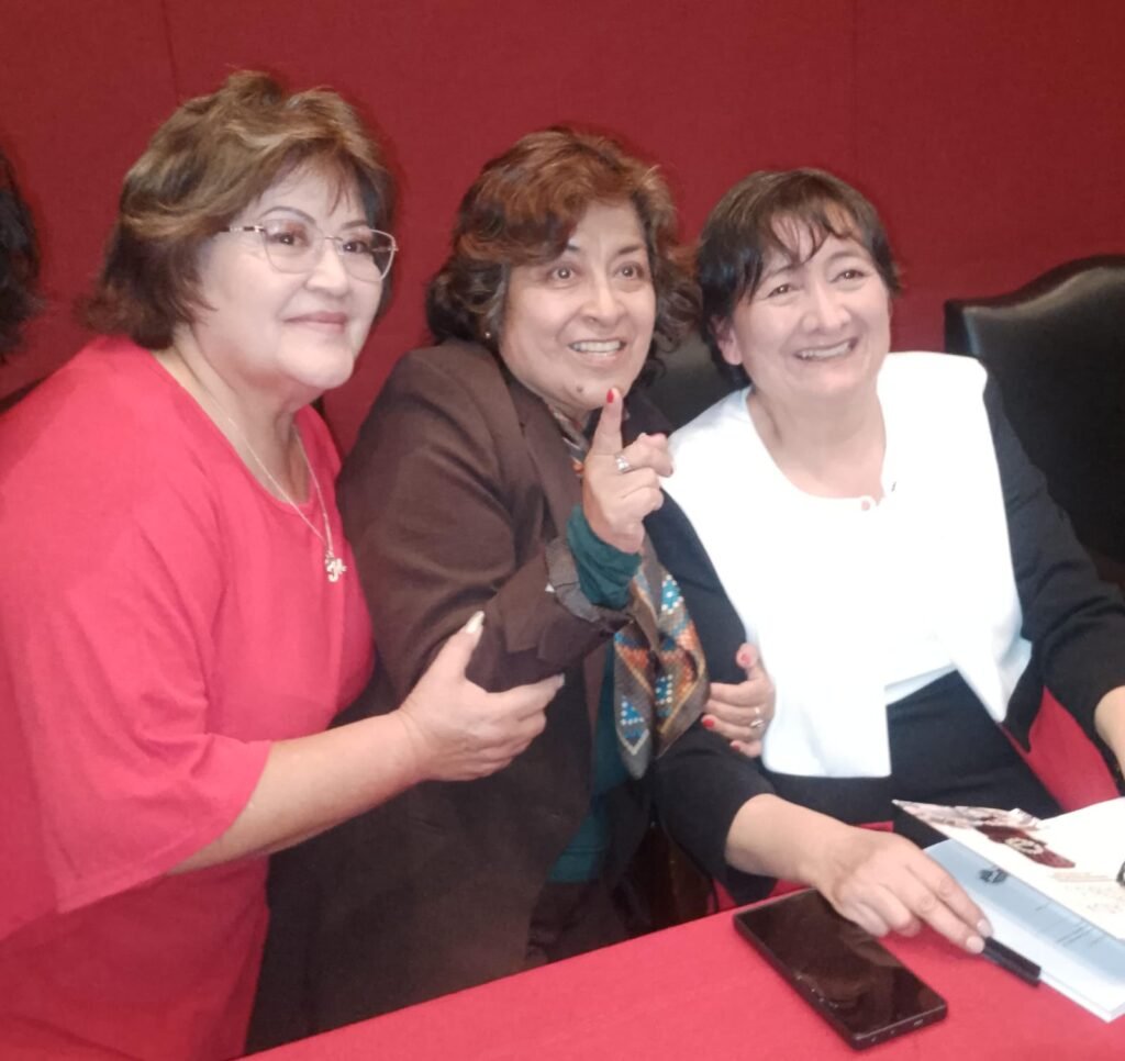 La autora recibió el reconocimiento de amigos y diversos profesionales de la Función Judicial.